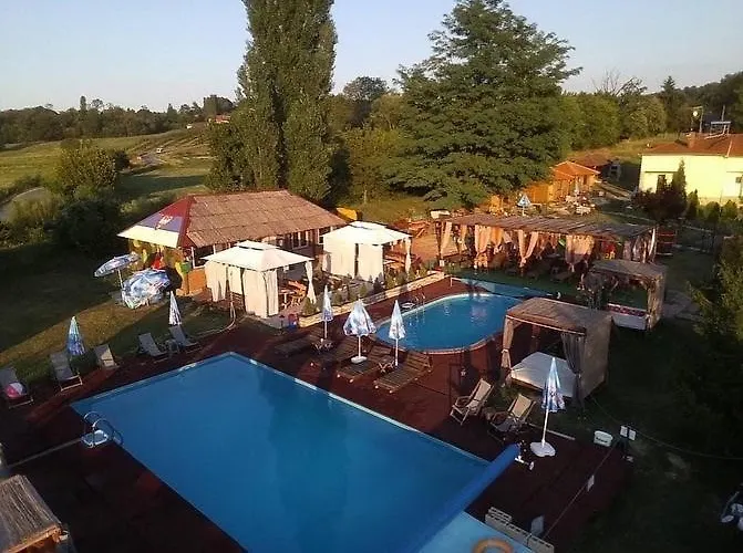 Brvnare Rodjak Sa Sela 山林小屋